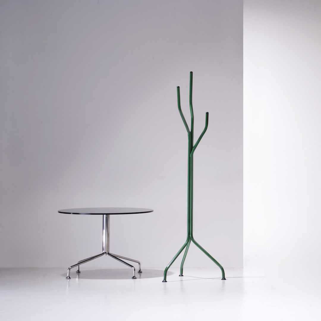 mesa e cabideiro copy.jpg