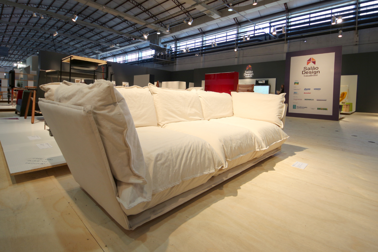 sofá Sopro em exposição de design